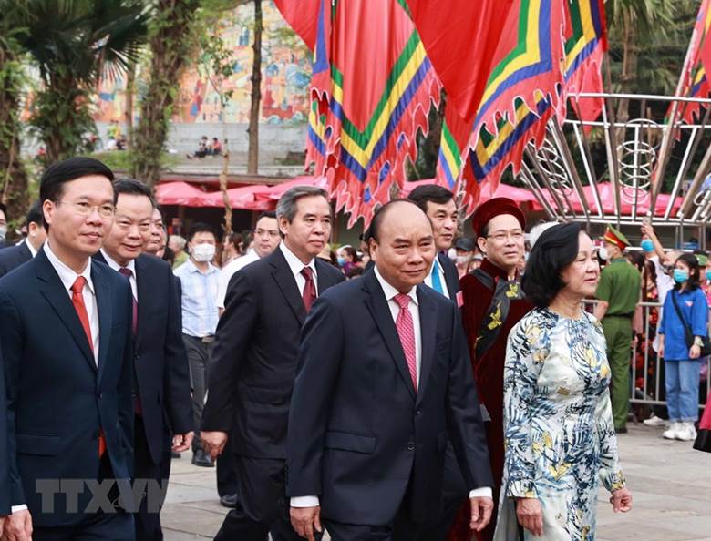  Sáng 21/4, Chủ tịch nước Nguyễn Xuân Phúc và các lãnh đạo đảng, Nhà nước dâng hương tưởng niệm các Vua Hùng nhân dịp Giỗ Tổ Hùng Vương năm Tân Sửu 2021 tại điện Kính Thiên (Đền Thượng) trên đỉnh núi Nghĩa Lĩnh thuộc Khu Di tích lịch sử quốc gia đặc biệt Đền Hùng, tỉnh Phú Thọ. (Ảnh: Thống Nhất/TTXVN)