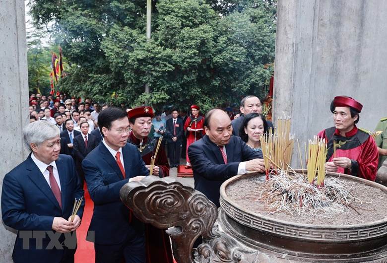  Chủ tịch nước Nguyễn Xuân Phúc và các lãnh đạo đảng, Nhà nước dâng hương tại điện Kính Thiên (đền Thượng). (Ảnh: Thống Nhất/TTXVN)