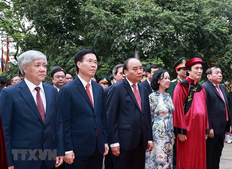  Chủ tịch nước Nguyễn Xuân Phúc và các lãnh đạo đảng, Nhà nước dâng hương tại điện Kính Thiên (đền Thượng). (Ảnh: Thống Nhất/TTXVN)