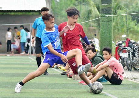 Nguyễn Minh Nhật (Thành Đông- bên phải) trong trận chung kết trước đội Nguyễn Văn Thảnh.