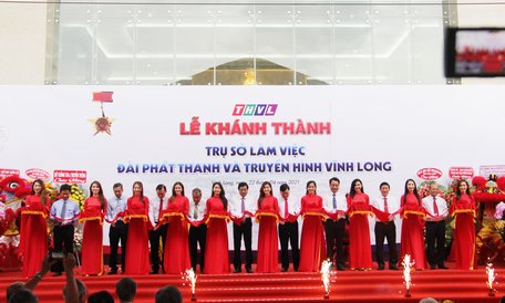 Các đại biểu cắt băng khánh thành trụ sở làm việc THVL.