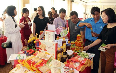 Tham gia các chương trình kết nối cung cầu, hội chợ, phiên chợ giúp cơ sở, DN mở rộng thị trường.