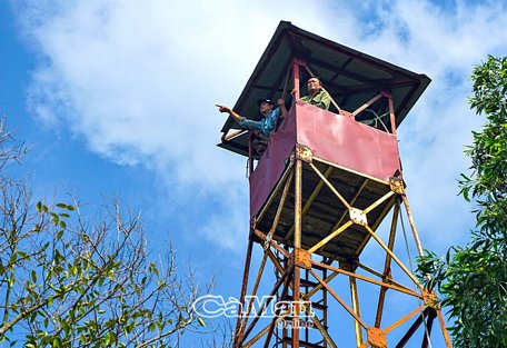  Ðến mùa hạn, chủ rừng, dân sống trong lâm phần thay phiên nhau lên chòi canh lửa, giữ rừng.