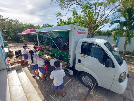 Những chuyến xe lưu động “chở sách đi tìm người” phục vụ nhiều đối tượng độc giả trên khắp địa bàn tỉnh.