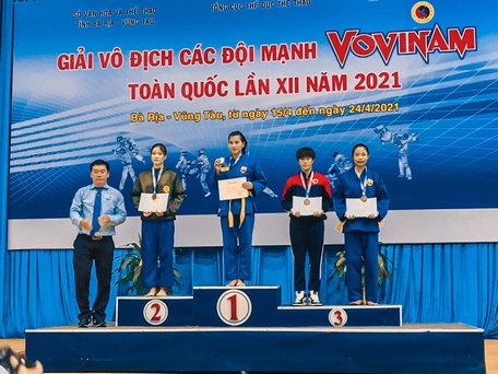 VĐV Vĩnh Long xuất sắc nhận thưởng tại giải.