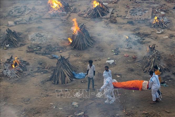 Hỏa táng thi thể bệnh nhân COVID-19 tại New Delhi, Ấn Độ ngày 23/4/2021. Ảnh: Reuters/TTXVN