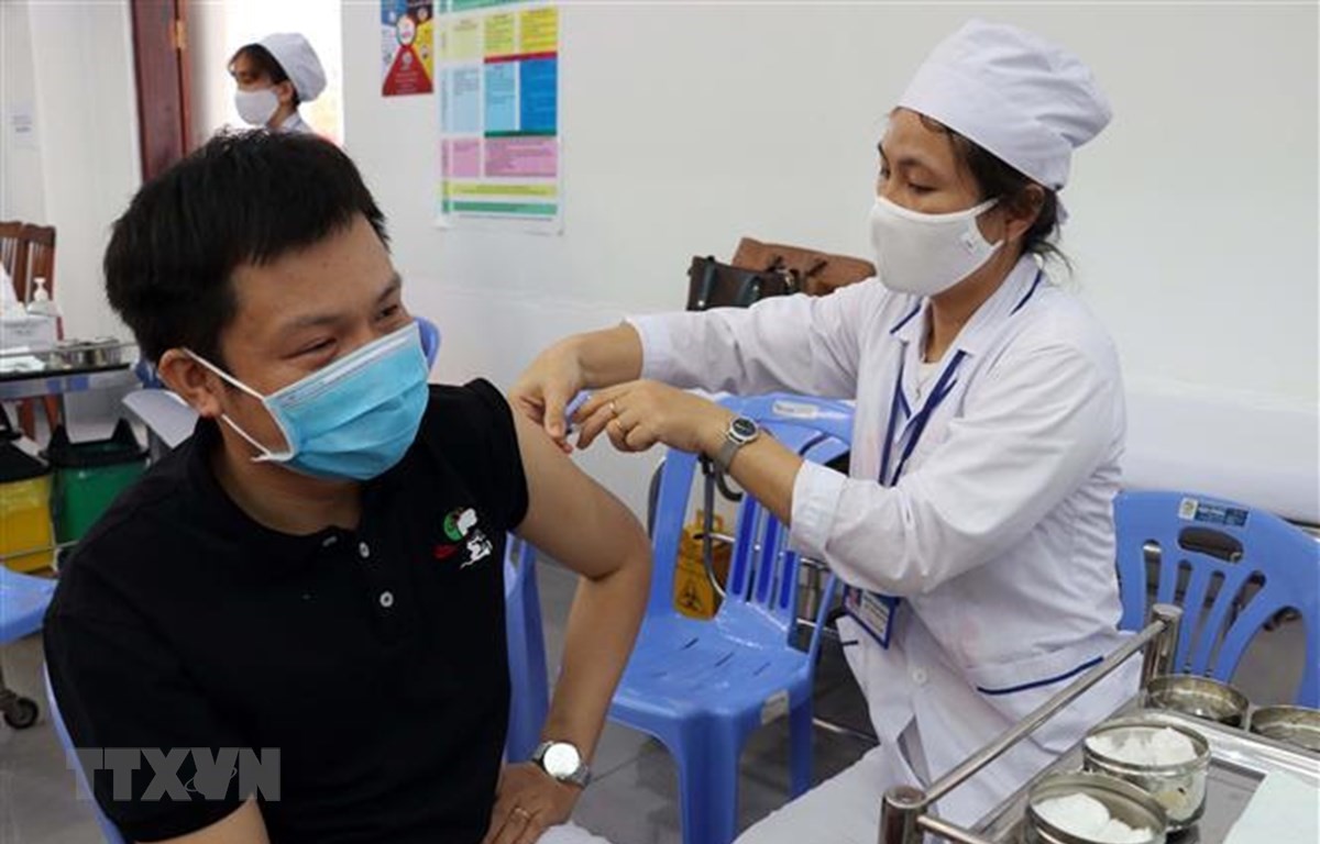 Các y, bác sỹ Bệnh viện Đa khoa tỉnh Ninh Thuận tiêm vaccine phòng COVID-19 cho đối tượng ưu tiên. (Ảnh: Công Thử/TTXVN)