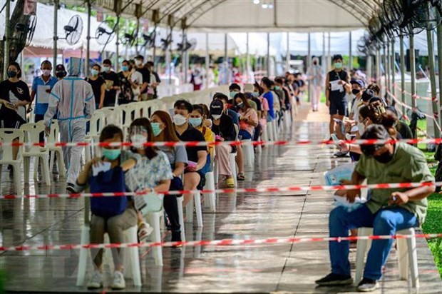 Người dân xếp hàng chờ xét nghiệm COVID-19 tại Bangkok, Thái Lan. (Ảnh: AFP/TTXVN)