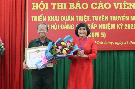 Bà Huỳnh Thị Mỹ Hà- Giám đốc Sở Lao động- Thương Binh và Xã hội, Trưởng Ban tổ chức hội thi cụm 5 trao giải nhất cho thí sinh Lê Đạt Nhân. 