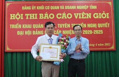 Ông Đỗ Đình Gần- Phó Giám đốc Sở Tư Pháp- Phó Ban tổ chức hội thi cụm 5 trao giải nhì cho thí sinh Trần Ngọc Chi- Đảng bộ Sở Lao động- Thương binh và Xã hội