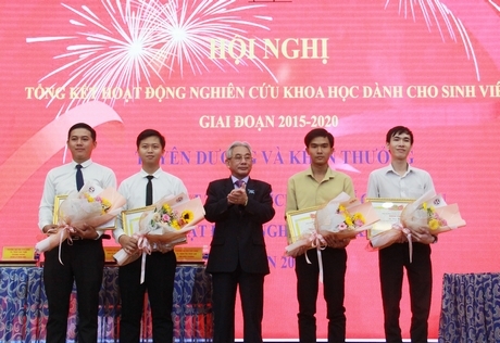 Trao thưởng cho sinh viên có đề tài nghiên cứu khoa học đạt giải cao trong các kỳ thi.