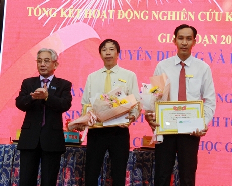 Khen thưởng cho giảng viên có nhiều đóng góp trong nghiên cứu khoa học.