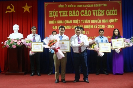 Đồng chí Cao Văn Bé Tư- Phó Bí thư Thường trực Đảng ủy Khối Cơ quan và Doanh nghiệp tỉnh trao giải nhất cho thí sinh Lê Minh Chí.  