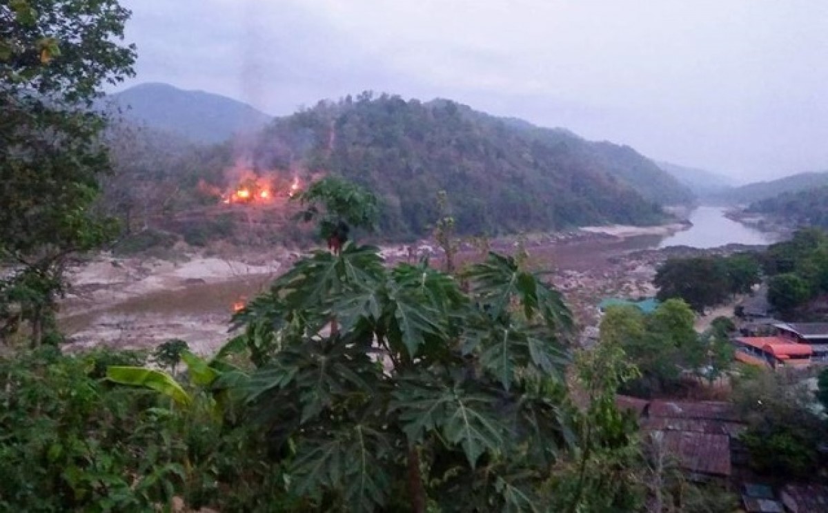 Khói lửa bốc lên từ một căn cứ quân sự của Myanmar nhìn từ phía biên giới Thái Lan. Ảnh: AFP