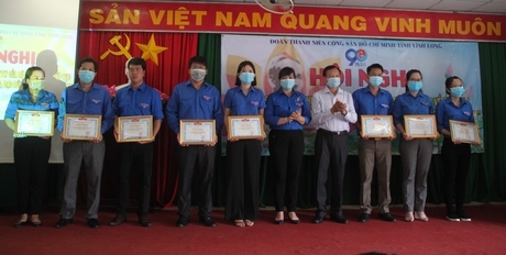 Tuyên dương các mô hình tiêu biểu trong học tập và làm theo tư tưởng, đạo đức, phong cách Hồ Chí Minh.