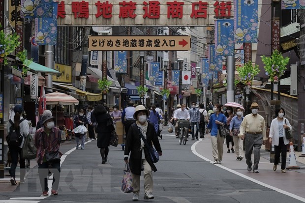 Người dân đeo khẩu trang phòng lây nhiễm COVID-19 tại Tokyo, Nhật Bản ngày 12/5/2020. (Ảnh: AFP/TTXVN)