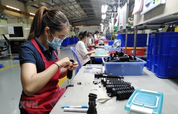 Công nhân hoàn thiện linh kiện giảm chấn băng cao su kỹ thuật cao. (Ảnh: Minh Hưng/TTXVN)