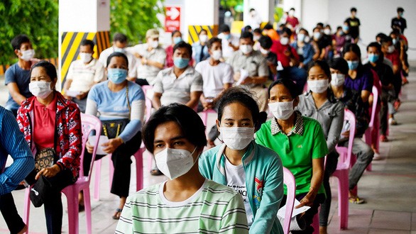 Người dân đợi tiêm vắcxin ngừa COVID-19 của Hãng Sinovac ở Phnom Penh, Campuchia, hôm 1/5 - Ảnh: AFP