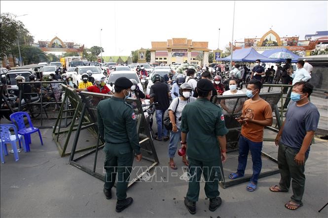 Cảnh sát phong tỏa một tuyến phố để phòng dịch COVID-19 tại Phnom Penh, Campuchia. Ảnh: THX/TTXVN