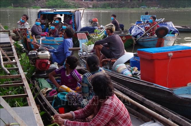 Lực lượng biên phòng đã phát hiện kịp thời 5 hộ gia đình với 14 người đi trên 7 ghe gỗ di chuyển từ tỉnh Kompong Chnăng, Campuchia đến biên giới Đồng Tháp - Prayveng chuẩn bị nhập cảnh trái phép vào Việt Nam vào rạng sáng 3/5. Ảnh: Hoàng Cường/TTXVN