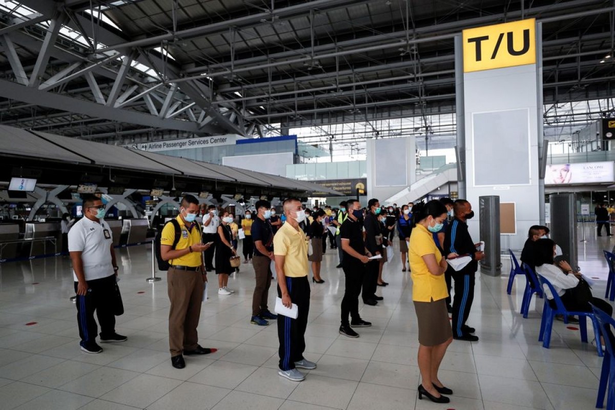 Người dân xếp hàng chờ tiêm vaccine ngừa Covid-19 tại sân bay Suvarnabhumi ở thủ đô Bangkok, ngàu 28/4/2021. Ảnh: Reuters