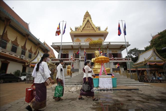 Người dân đeo khẩu trang phòng lây nhiễm COVID-19 tại Phnom Penh, Campuchia. Ảnh: THX/TTXVN