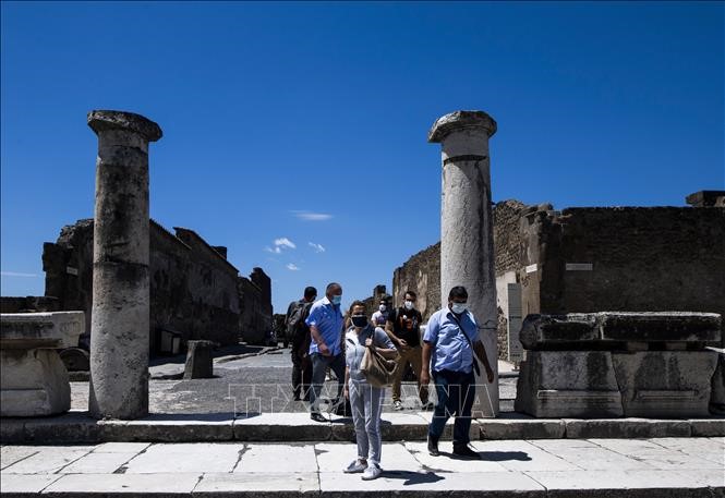 Khách tham quan khu di tích Pompei của Italy ngày 26/5/2020. Ảnh: AFP/TTXVN