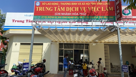 Trung tâm Dịch vụ việc làm chi nhánh Hòa Phú tiếp nhận, giải quyết hồ sơ hưởng bảo hiểm thất nghiệp của người lao động.