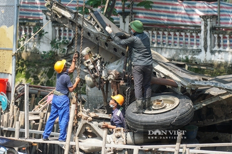 Sau nhiều giờ đồng hồ, nhiệm vụ chằng buộc được hoàn tất và máy cần cẩu cỡ lớn đã cẩu mảnh vỡ của chiếc máy bay B52 lên bờ thành công.