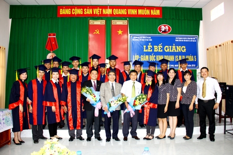 Đại hội lần thứ IX đặt mục tiêu phát triển nâng cao nguồn nhân lực là 1 trong 2 khâu đột phá.