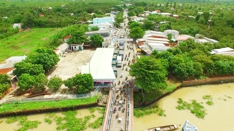 Hệ thống giao thông được đầu tư ngày càng hoàn thiện giúp người dân 4 xã cù lao đi lại, vận chuyển hàng hóa dễ dàng.