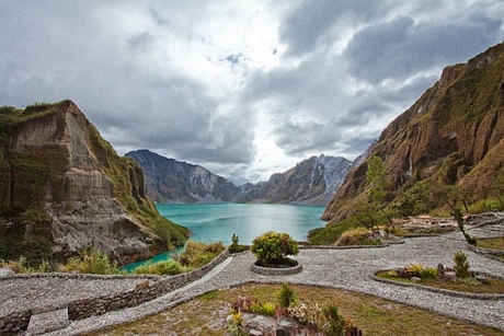 Bộ lạc Aeta đã sống gần núi lửa Pinatubo trên đảo Luzon từ rất lâu, khi nó phun trào năm 1991 đã khiến nhiều người Aeta mất nhà cửa, phải tái định cư ở các khu vực thành thị. (Ảnh: kwekudee-tripdownmemorylane.blogspot)