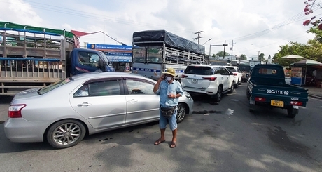 Xe kẹt cứng ngay khu vực bến phà.