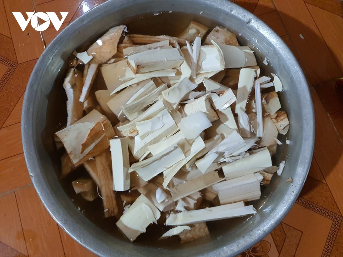 Củ tao được ngâm nước trước khi chế biến.