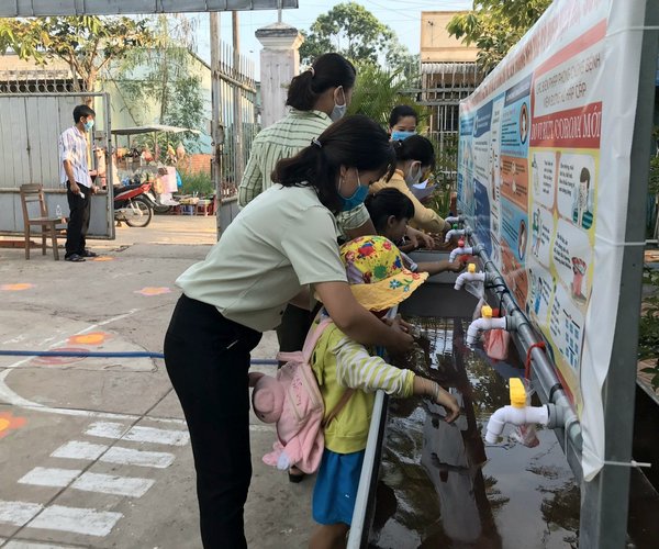 Trẻ mầm non, tiểu học được hướng dẫn các biện pháp đảm bảo an toàn phòng dịch COVID- 19.