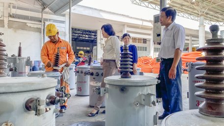 Đoàn kiểm tra tại Công ty Điện lực Vĩnh Long (ảnh chụp ngày 19/4/2021).