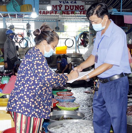 Ban Quản lý Chợ Vĩnh Long nhắc nhở, lập biên bản một số trường hợp tiểu thương không đeo khẩu trang.