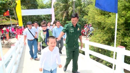 Niềm vui rạng ngời trên gương mặt mỗi người khi đi trên cây cầu mới.