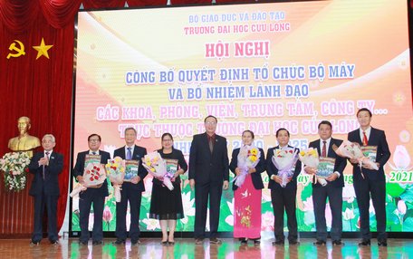 Trưởng các phòng chức năng nhận nhiệm vụ trong nhiệm kỳ mới.