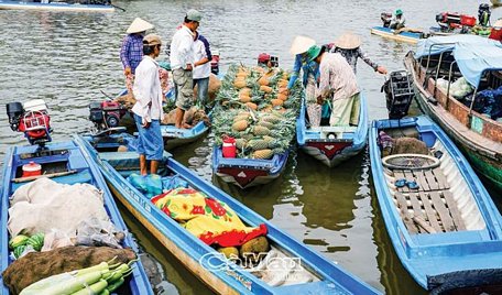 Vỏ lãi còn là “người bạn đường” giúp người dân thuận tiện mua bán trên sông.