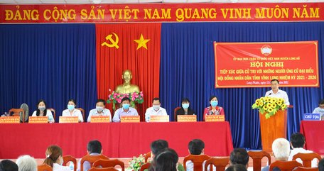 Ứng cử viên đại biểu HĐND tỉnh đơn vị bầu cử số 3 trình bày chương trình hành động.