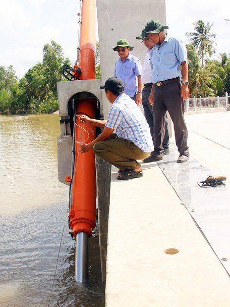 Tân Dinh, Bông Bốt và Vũng Liêm được đưa vào vận hành ngăn mặn vào đầu mùa khô năm nay, trong đó cống Tân Dinh (thuộc huyện Cầu Kè- Trà Vĩnh, giáp huyện Trà Ôn- Vĩnh Long) và cống Vũng Liêm góp phần bảo vệ sản xuất trực tiếp cho tỉnh Vĩnh Long.