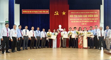 BTC, Ban giám khảo, Tổ thư ký và các thí sinh một cụm thi của Đảng ủy Khối Cơ quan và Doanh nghiệp tỉnh Vĩnh Long- đơn vị đầu tiên trong cả nước khởi động hội thi báo cáo viên, tuyên truyền viên giỏi năm 2021 vòng cơ sở.