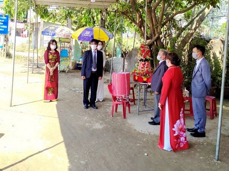  Hai gia đình chuẩn bị lễ ăn hỏi ngay tại chốt kiểm dịch.