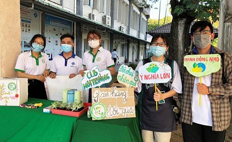  CLB Môi trường (Trường Đại học Cần Thơ) tổ chức gian hàng “đổi chai nhận quà”, tuyên truyền lối “sống xanh” trong sinh viên.