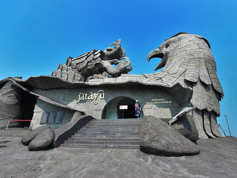 Cánh cửa Jatayu nằm trên mặt đất, cho phép du khách đi bộ lên, từ đó có thể trèo đến móng vuốt và đầu chim. Bên trong cơ thể đại bàng khổng lồ là tòa nhà của Jatayu Earth’s Centre. Tuyệt tác điêu khắc này khiến Anchal và nhóm của ông mất 10 năm miệt mài thực hiện mới hoàn thành. Ảnh: AjayTvm.