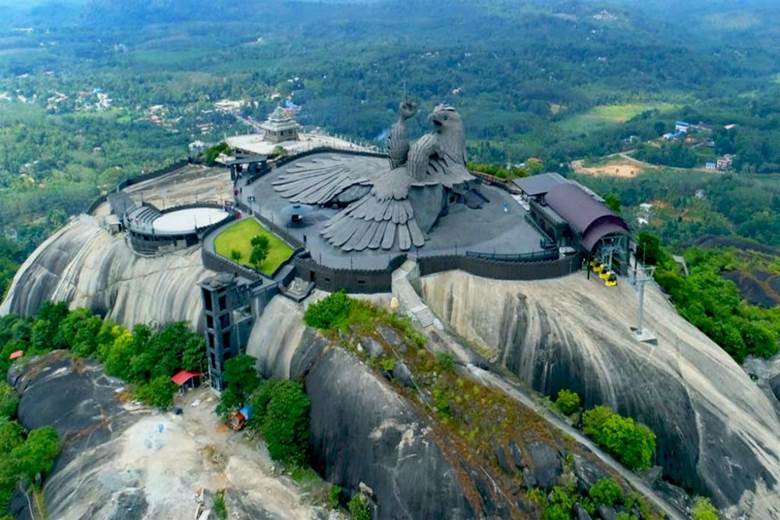 Công viên Jatayu Earth Centre nằm giữa khung cảnh thiên nhiên kỳ thú của bang Kerala, miền Nam Ấn Độ. Là dự án hợp tác giữa Bộ Du lịch Ấn Độ và đạo diễn - nhà điêu khắc Rajiv Anchal, công viên tự nhiên mở cửa từ cuối năm 2017. Điểm nhấn tạo nên sức hút và sự nổi tiếng cho Jatayu Earth’s Centre chính là tác phẩm điêu khắc chim đại bàng lớn nhất thế giới tọa lạc trên đỉnh đồi. Ảnh: Times of India.