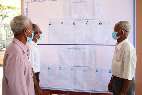 Người dân Khmer xã Đông Thành xem tiểu sử những người ứng cử tại Nhà Văn hóa xã.