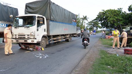 Lực lượng cảnh sát giao thông khám nghiệm hiện trường, điều tra nguyên nhân vụ tai nạn.