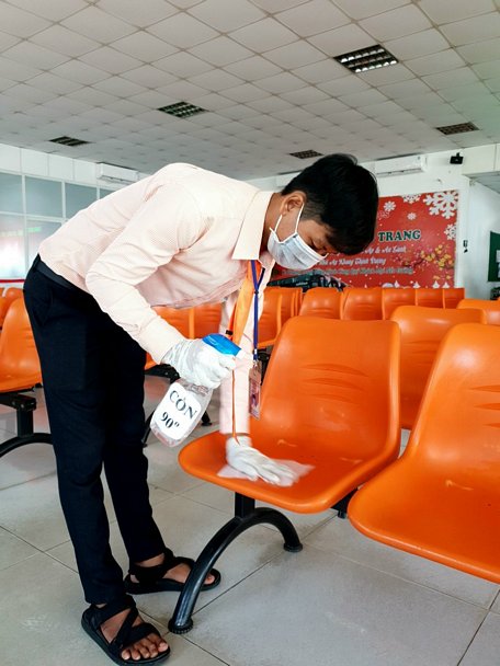 Hành khách chấp hành nghiêm việc đeo khẩu trang và khử khuẩn trước khi lên xe.